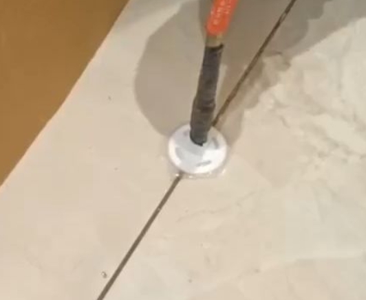 榕江瓷砖空鼓维修公司专业解答瓷砖在铺贴过程中，如果没有涂抹均匀到位的粘结材料（如水泥砂浆或瓷砖胶），可能会导致以下问题